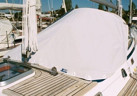 båd med cockpitpresenning